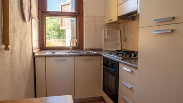 Kühlschrank, Ofen, Herdplatte, Kochgeschirr/Geschirr/Besteck