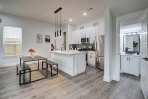 Private kitchen - New Luxurious Double-Story Home Located in Highland Heights (Houston)