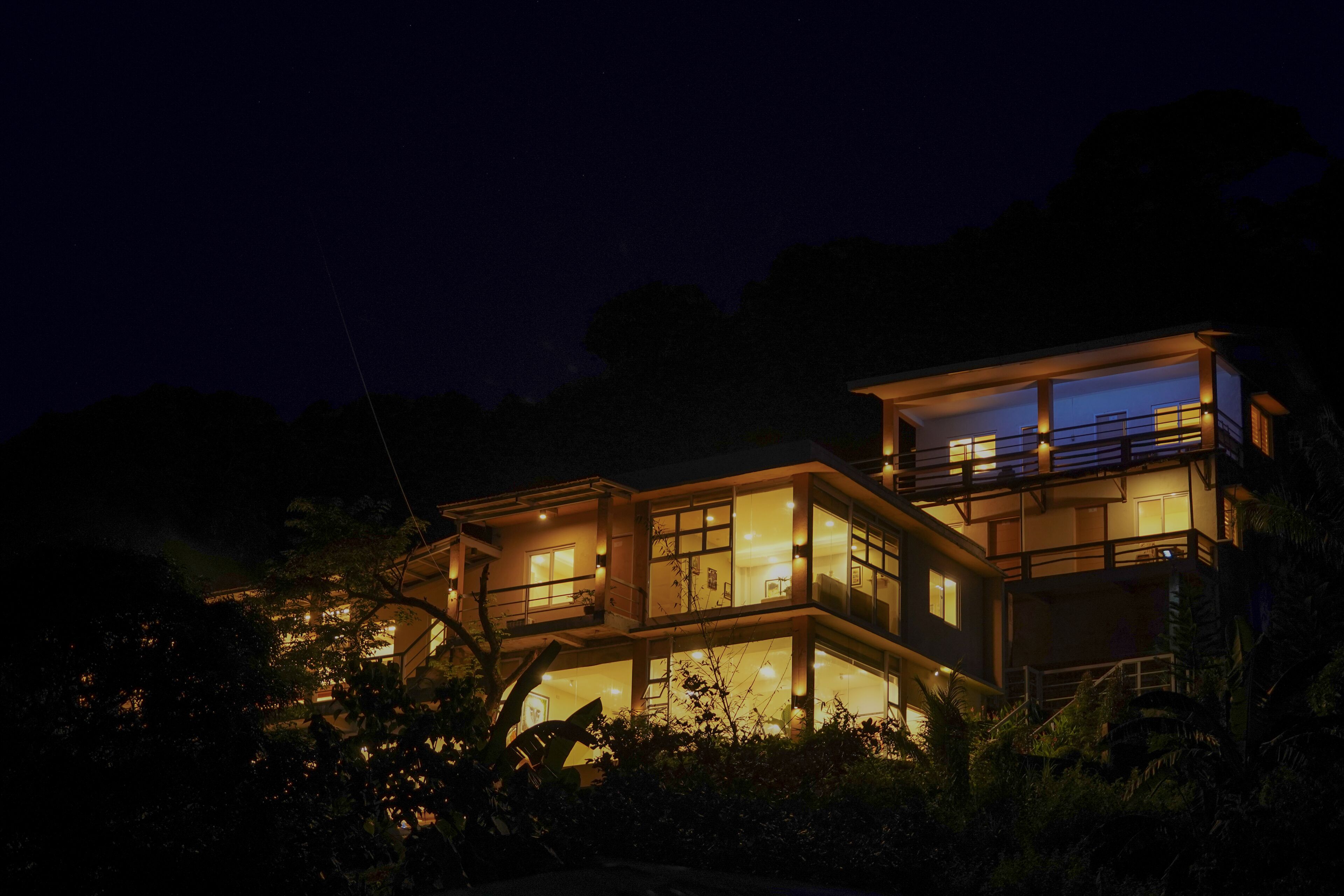 住宿正面 (夜晚)