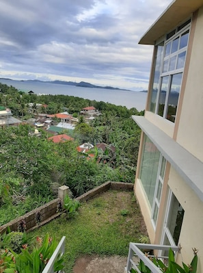 A residential area with a view of the sea and mountains. - Mamima BnB (Caramoan)