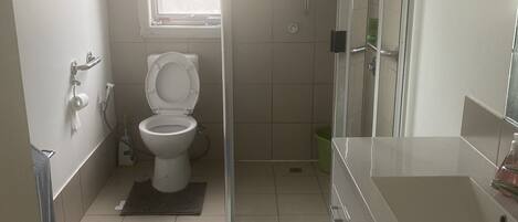 تجهيزات دش، مراحيض شطف، مناشف، صابون