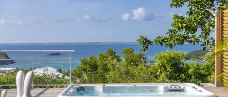 Bañera de hidromasaje al aire libre