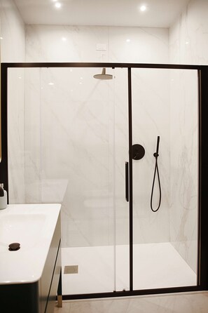 Dusche, Whirlpool, Haartrockner, Bidet