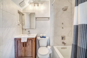Combined shower/tub, hair dryer, towels