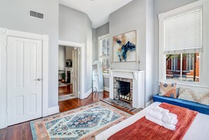 2 soverom, skrivebord, strykejern/-brett og wi-fi (inkludert)