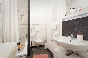 Haartrockner, Handtücher, Seife, Toilettenpapier