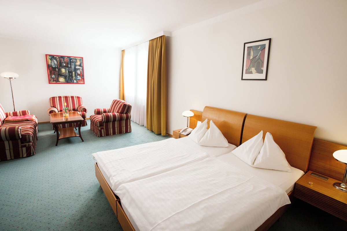 Phòng Suite phong cách cổ điển | Minibar, trang bị nội thất với thiết kế riêng biệt, bàn