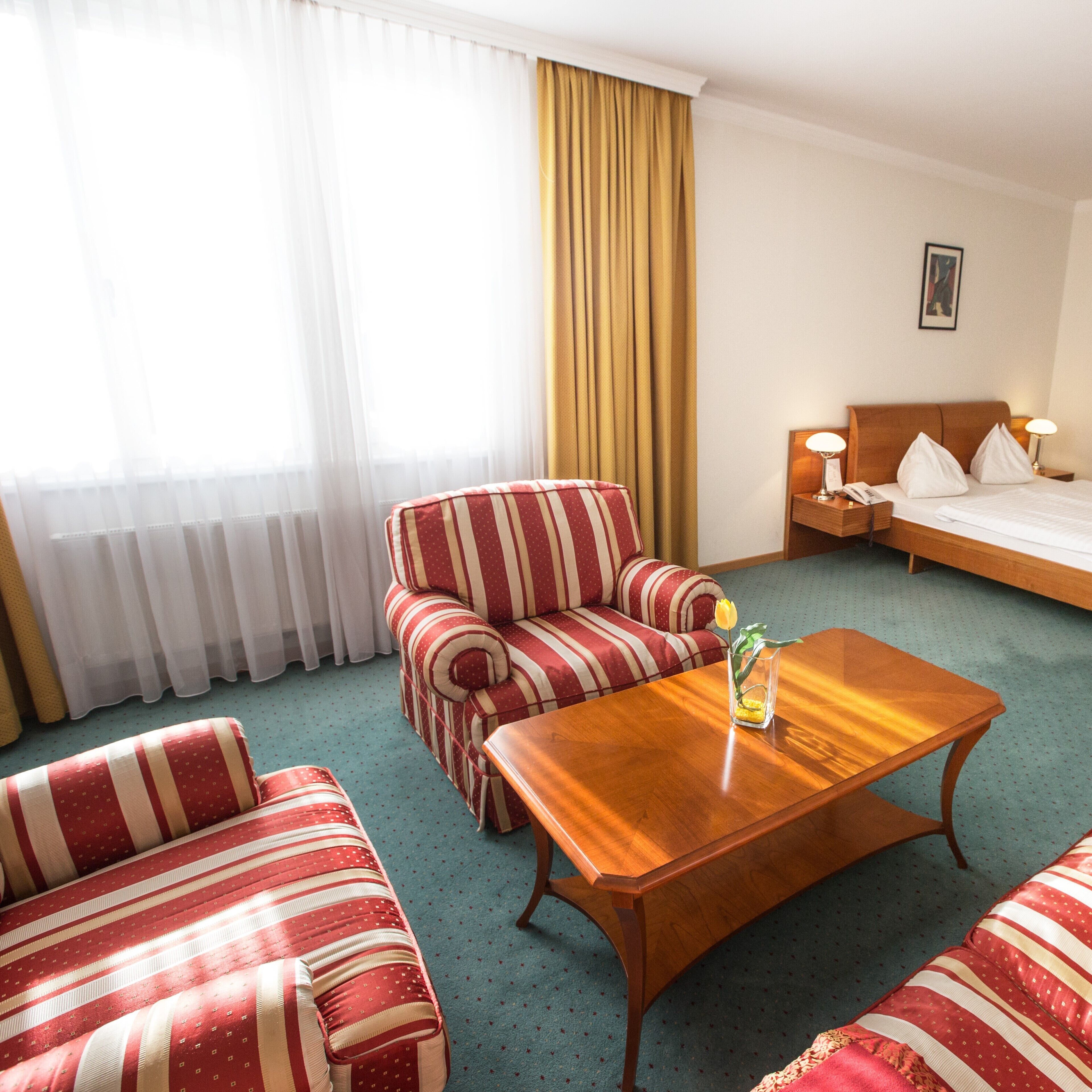 Studio Suite phong cách cổ điển | Minibar, trang bị nội thất với thiết kế riêng biệt, bàn 