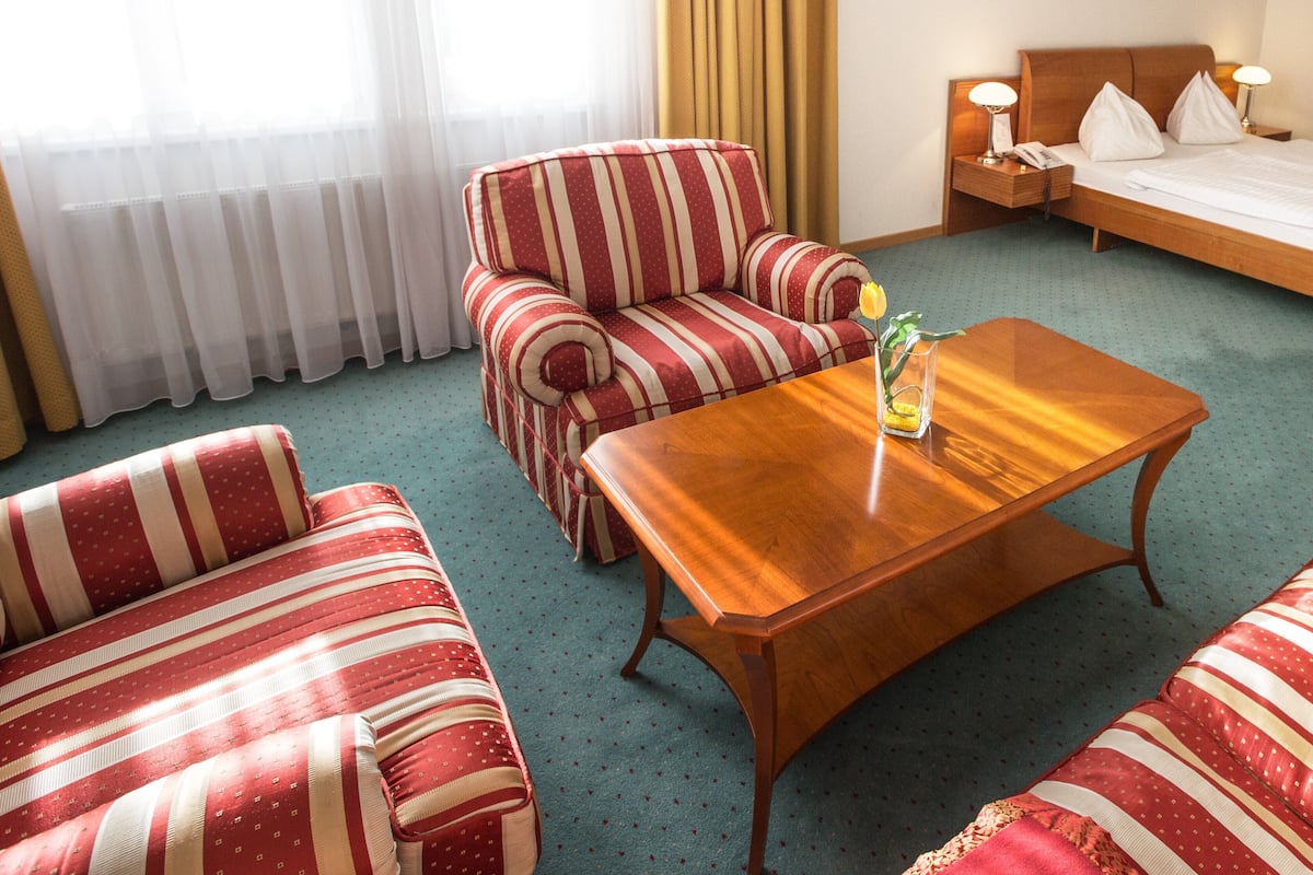 Studio Suite phong cách cổ điển | Minibar, trang bị nội thất với thiết kế riêng biệt, bàn