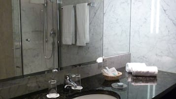 Business-Doppelzimmer, Nichtraucher | Badezimmer | Umweltfreundliche Kosmetikartikel, Haartrockner, Handtücher