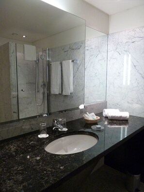 Business Double Room, Non Smoking | Bathroom | Eco-friendly toiletries, hair dryer, towels - Hotel Exel GmbH (Amstetten)