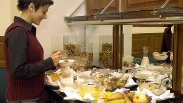 Desayuno buffet (EUR 17 por persona)