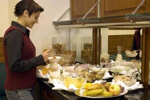 Tägliches Frühstücksbuffet (17 EUR pro Person)