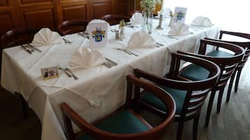 Lunch and dinner served, international cuisine