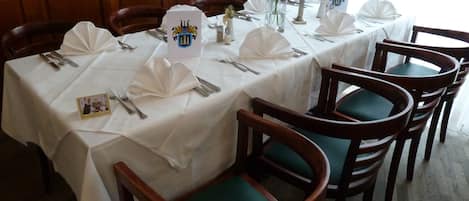 Serveert lunch en diner, internationale gerechten