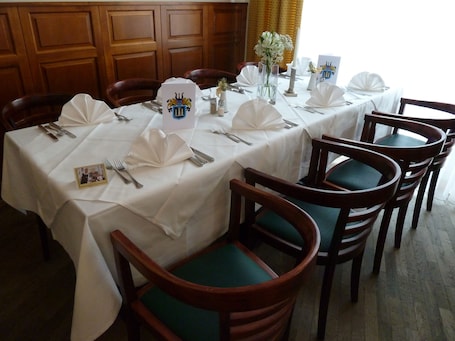 Lunch and dinner served, international cuisine