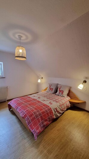 3 bedrooms, iron/ironing board, travel cot, free WiFi