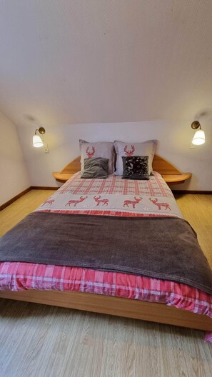 3 bedrooms, iron/ironing board, travel cot, free WiFi