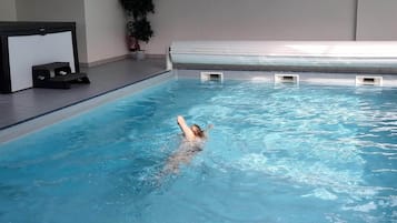 Een binnenzwembad en een verwarmd zwembad