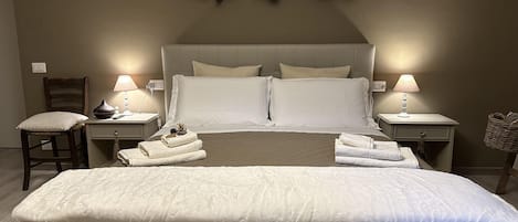 2 chambres, bureau, fer et planche à repasser, lit parapluie