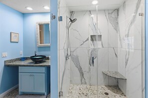 Baignoire, sĂšche-cheveux, serviettes fournies, savon