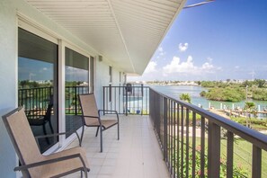 Property grounds - Bikinis & Martinis is a serene townhouse nestled within the Gulf Pointe II Association. (Marathon)