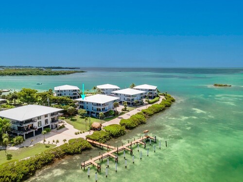 Bikinis & Martinis is a serene townhouse nestled within the Gulf Pointe II Association.