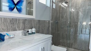 Badewanne, Haartrockner, Handtücher, Toilettenpapier