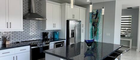 Køleskab, mikrobølgeovn, ovn, kogeplade