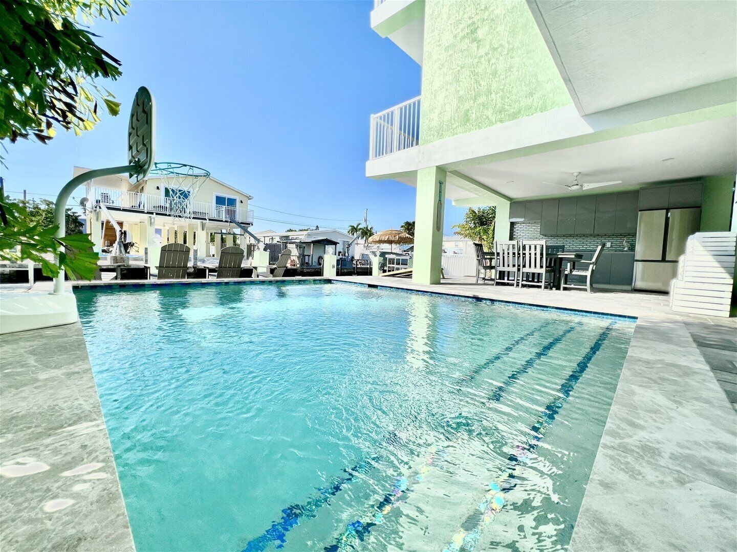 Utendørsbasseng og et oppvarmet basseng