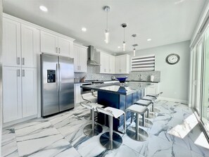 ثلاجة، ميكروويف، فرن، موقد طهي مسطح