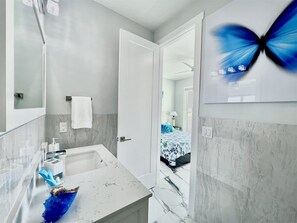 Baignoire, séchoir à cheveux, serviettes fournies, papier de toilette