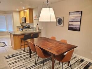 Dining - The Cozy Corner (Rockaway Beach)