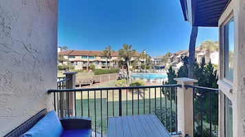 Condo (2 Bedrooms) | Property amenity