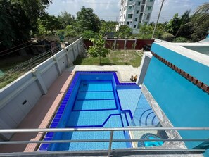 Una piscina al aire libre