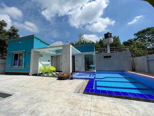 Peaceful Villa with 3 rooms, a pool & green yard, 15 min from Airport