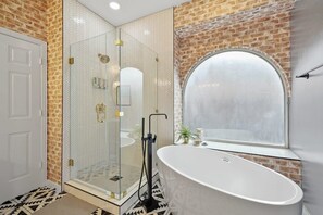Baignoire, sèche-cheveux, serviettes fournies, shampoing