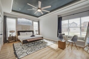 6 bedrooms, desk, iron/ironing board, WiFi