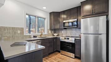 Refrigerador, microondas, horno y parrilla de estufa