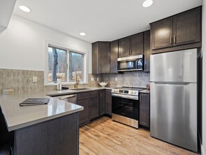 Geladeira, micro-ondas, fogão, cooktop