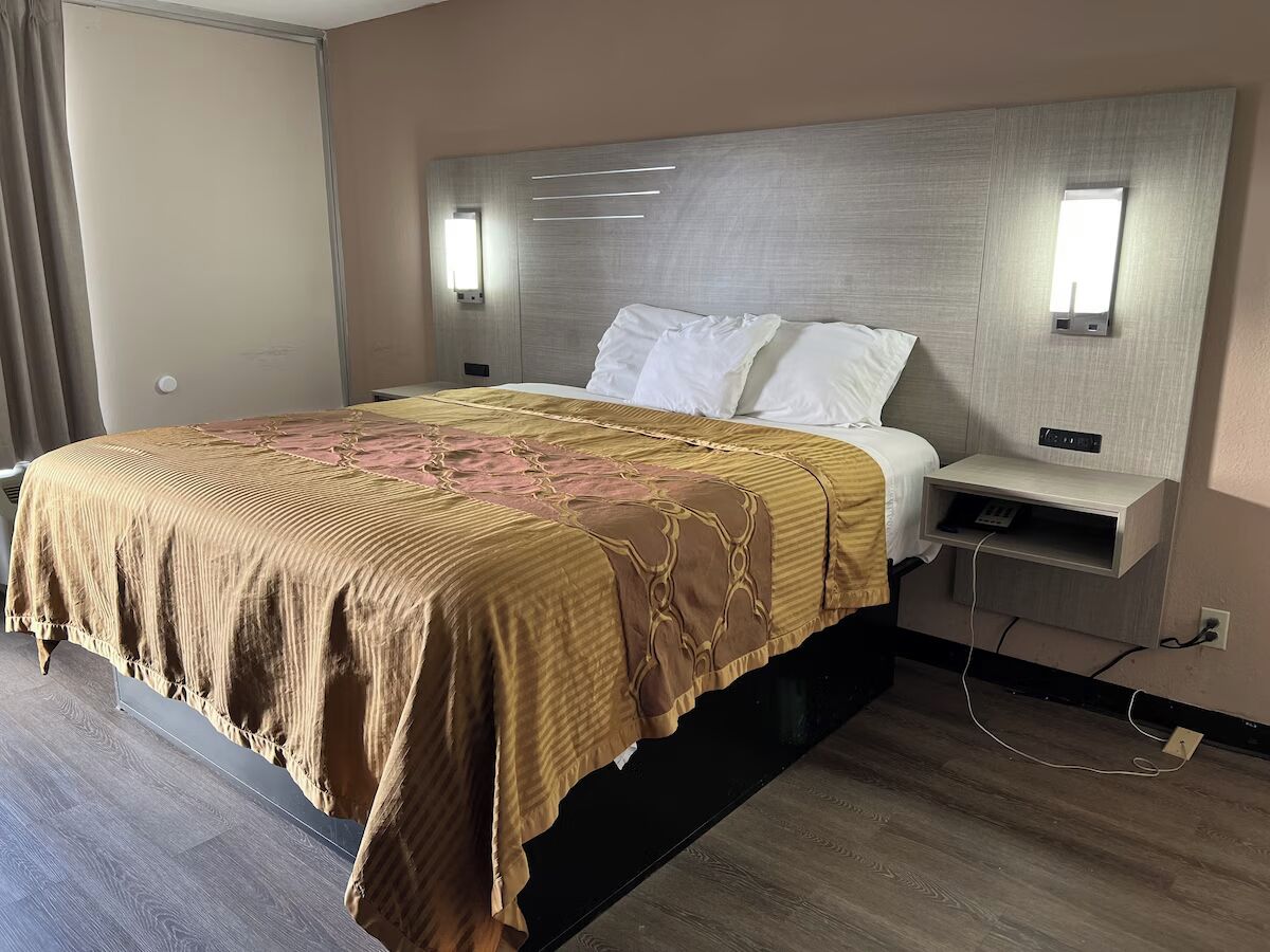 房內夾萬、書桌、手提電腦工作空間、熨斗/熨衫板