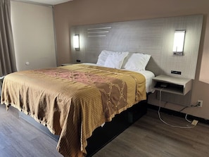 In-room safe, desk, laptop workspace, iron/ironing board - Western Motel (Hattiesburg)