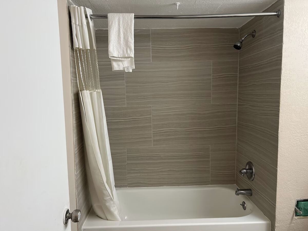 Deep-soaking bathtub
