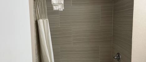 Deep-soaking bathtub