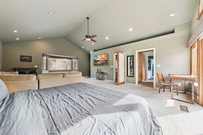 4 bedrooms, desk, iron/ironing board, free WiFi