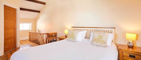 2 bedrooms, iron/ironing board, travel cot, free WiFi