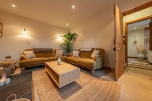 TV, fireplace - Maurice Cottage, Docking, Norfolk (Docking)