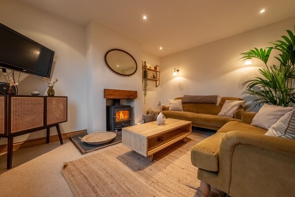TV, fireplace - Maurice Cottage, Docking, Norfolk (Docking)