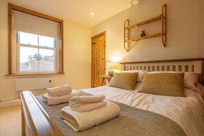 2 bedrooms, iron/ironing board, travel crib, internet - Maurice Cottage, Docking, Norfolk (Docking)