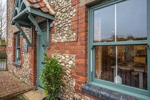 Outdoor dining - Maurice Cottage, Docking, Norfolk (Docking)